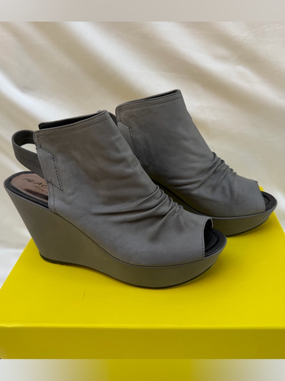 Kenneth Cole Reaction Sole Search Leather‎ Peep Toe Wedge Shooties Size 8